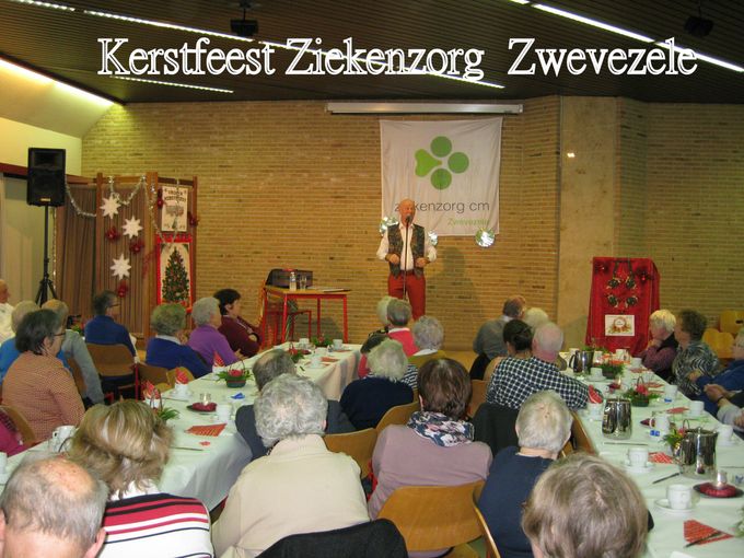 Op 2é kerstdag komt ziekenzorg Zwevezele jaarlijks samen voor het kerstfeest. Om 13.30 was er een misviering .Daarna een optreden verzorgd door CHRIS ...hij kleurde de namiddag met een paar kerstliedjes, populaire schlagers en meezingers, afgewisseld met wat humor. Als afsluiter koffie met lekkere boterkoeken. Iedereen kreeg een geschenkje mee en ging tevreden naar huis