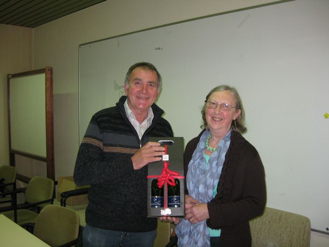 Na 12 jaar goede samenwerking stoppen Marleen en Ronny als voorzitters van ziekenzorg Zwevezele.
Op de laalste vergadering was er een geschenkje als dank voor jullie jarenlange fantastische inzet voor de mensen.
Vanaf september is er een nieuw bestuur waarin Ronny en Marleen blijven meewerken in de kern.