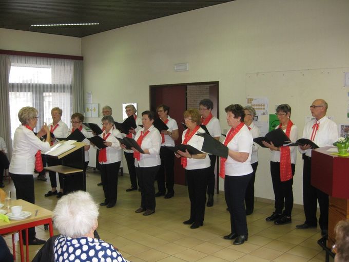 Ontspanning met optreden van de plaatselijke muziek-en dansgroep en zangkoor van OKRA Zwevezele