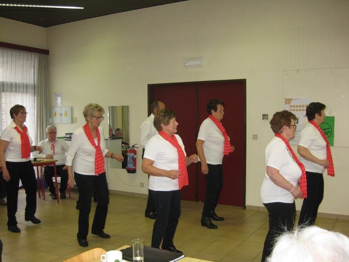 Frieda met de dansgroep van OKRA Zwevezele 