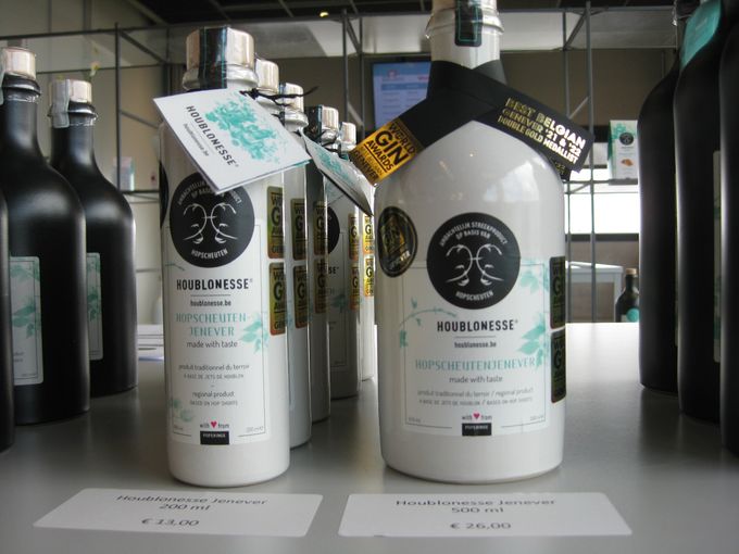 Een klassieker uit de lage Landen, maar dan met Poperingse toets, die bovendien hoge ogen gooit in de internationale drankenwereld! want onze Houblonesse hopscheutenjenever mag zich sinds2022 World's Best Genever noemen!!